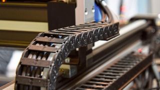 Einfach und günstig automatisieren: In seinen unterschiedlichen Konstruktionen setzt Martin Langhoff unter anderem auf Linearführungen und Energieketten von Igus. (Stefanie Michel)