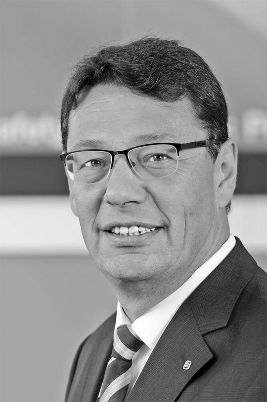 Frank Schmidt: Leiter Normen-, Gremien- und Verbandsarbeit, K.A. Schmersal GmbH & Co. KG Frank Schmidt: Leiter Normen-, Gremien- und Verbandsarbeit, K.A. Schmersal GmbH & Co. KG