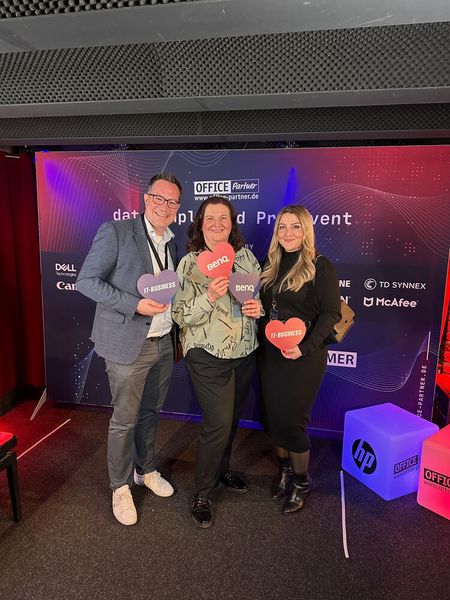 Das BenQ Team Volkan Weissenberg und Hülya Kocak mit Lilli Kos (IT-BUSINESS) haben ihr Herz auch gefunden. (Bild: Vogel IT-Medien GmbH)