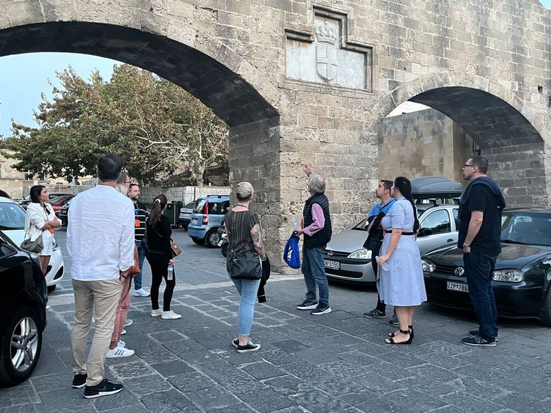 Zu nahezu jedem Stein kann der deutsche Archäologe, der uns führt, etwas sagen. (Bild: Vogel IT-Medien GmbH)