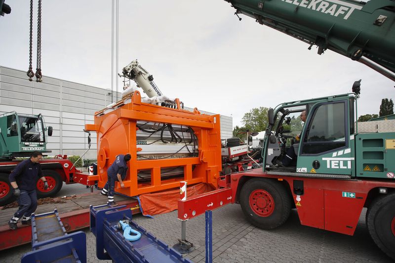 Pünktlich zu Monatsbeginn ist der Aufbau der „Bright World of Metals“ in Düsseldorf gestartet. Die ersten Schwertransporte rollen an und stellen die Düsseldorfer Messe-Logistiker vor harte Aufgaben und Arbeit. Eines der ersten Exponate war am vergangenen Freitag ein 50 Tonnen schwerer und über fünf Meter hoher Induktionsofen des Dortmunder Ofenbauers ABP Induction. Mit Hilfe von drei Kränen musste das Schwergewicht aus der liegenden Position stehend auf einen Tieflader aufgeladen werden. Für Kay Lohe vom Logistikunternehmen Kuehne + Nagel keine unlösbare Aufgabe, aber eine echte Herausforderung. (Bild: Messe Düsseldorf)