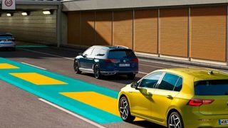 Der Herstellerverband der Automobilindustrie Acea meldet, dass in Europa wieder mehr Pkw gekauft werden. Viele Hunderttausend Autos wurden allein im Oktober neu zugelassen. Vor allem Volkswagen rolle dabei an der Konkurrenz vorbei. E-Autos erfreuten sich steigender Beliebtheit. (Bild: Volkswagen)