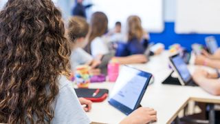 Die Förderung durch den Digitalpakt darf nicht nur in Endgeräte gesteckt werden. (© David - adobe.stock.com)