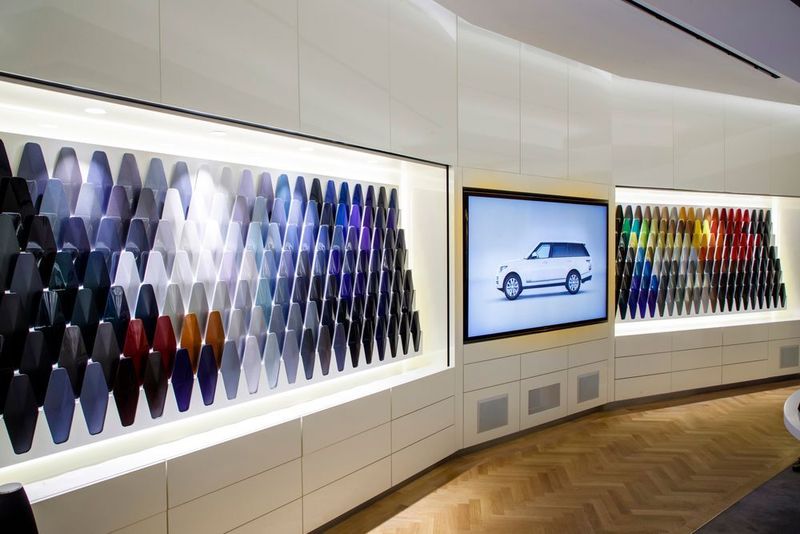 Umringt von unzähligen Farbmustern, Lederproben und Holzbeispielen können die wählerischen Kunden ihr Wunschfahrzeug auf einem riesigen Touchscreen frei konfigurieren. (Jaguar Land Rover)