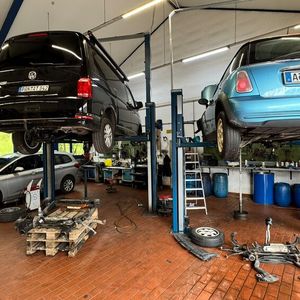 Die Ausstattung in der Werkstatt kann sich sehen lassen. Acht Fachkräfte arbeiten auf zehn Hebebühnen mit zeitgemäßem Equipment.(Bild:  Diehl – VCG)