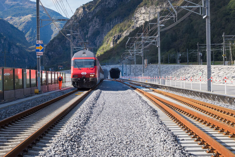 Nach über 20 Jahren Planungs- und Bauzeit wird in der Schweiz die Fertigstellung des Gotthard-Basistunnels gefeiert – der längste Eisenbahntunnels der Welt. Jede Menge Technik sorgt für einen reibungslosen Schienenverkehr. So wird beispielsweise Messtechnik von Endress + Hauser für die Tunnel-Entwässerung eingesetzt. (AlpTransit Gotthard AG)