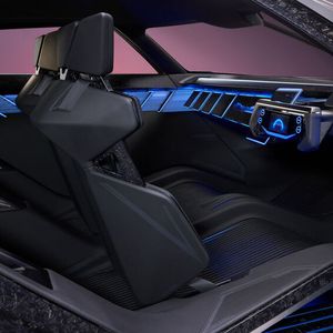 Im GT-Modus ist die Fahrerkabine in Blau gehalten.(Bild:  Nissan)