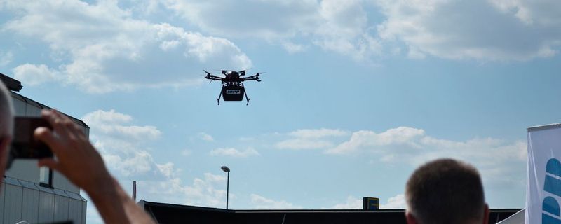 Der Automobilzulieferer Jopp Holding will das Stammwerk in Herschfeld per Lieferdrohne an das neue, sich noch im Bau befindende Entwicklungszentrum anbinden.(Bild:  Lisa Marie Waschbusch)
