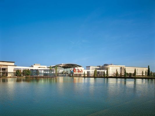 In nur sieben Jahren entsteht das modernste Messegelände der Welt, mit der größten Photovoltaik-Aufdachanlage. Die Neue Messe wird am 12. Februar 1998 feierlich eröffnet. (Bild: Messe München)