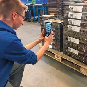 Ein I4.0-Prozess wurde mit dem automatisierten Buchungsvorgang einer kompletten Palette per Foto und Tablet installiert. Dabei erkennt eine App sämtliche zu den Auftragskörben gehörenden QR-Codes. So können im Jahr 800 Arbeitsstunden eingespart werden.