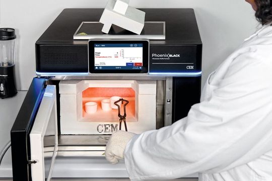 Abb.1: In diesem Muffelofen verkürzt sich die Veraschungszeit von Stunden auf Minuten: Mit dem „Phönix Black“ sind Proben typischerweise in 10 bis 20 min verascht.(Bild:  CEM)