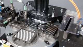 Bild 1: Zentrifugalanlage zur Zwischenreinigung direkt nach dem Zerspanen. Die Bauteilzu- und -abfuhr geschieht automatisch. Bild: OSK Ott (Archiv: Vogel Business Media)