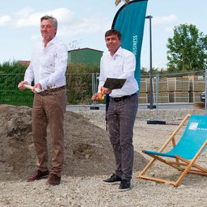 Schwungvoll am Spaten (v. l.): Daniel Ristow (Haas Fertigbau), Germerings Zweite Bürgermeisterin Manuela Kreuzmair, Stephan Krä und Bernd Woköck (beide C4B)