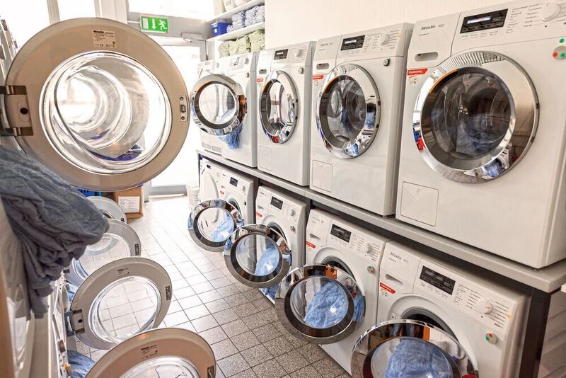 3 Miele-Maschinen, wie sie jeder kennt: Hier werden stapelweise Handtücher gewaschen. Hinterher wird getestet, ob ein neuer Duft in der feuchten Wäsche angenehm riecht. (Miele)