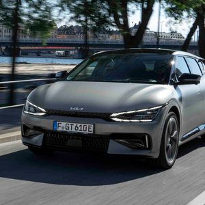 Da das Grundmodell EV6 mit seiner aggressiv dreinblickenden Schnauze sowie dem auffälligen Leuchtbogen am Heck optisch ohnehin schon ziemlich extrovertiert auftritt, hat sich Kia bei der GT-Version mit weiterer Sportschminke zurückgehalten.(Bild:  Kia)