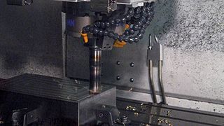 Bei der Vorschlicht- und Schlichtbearbeitung eines Gesenkes kam die hohe Dynamik der HSC-Maschine mit Direktantrieben voll zum Tragen. Die Gesamtbearbeitungszeit verkürzte sich um 75%.  Bild: Röders (Archiv: Vogel Business Media)