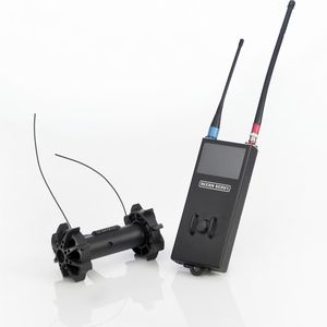 Die Scout-Bedieneinheit, die wie ein Handfunkgerät aussieht, ist lediglich mit einem Joystick ausgerüstet und einhändig bedienbar