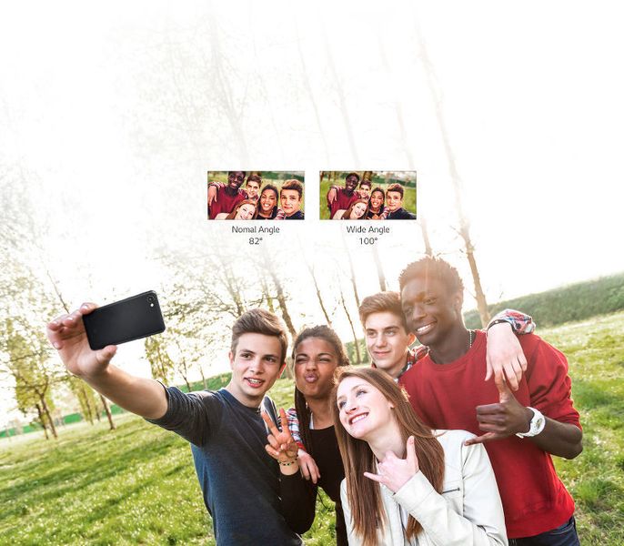 Eine Weitwinkel-Selfie-Kamera macht auch Gruppenfotos ohne Selfie-Stick möglich. (LG electronics)