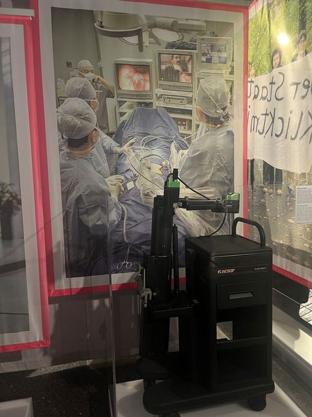 Ein „Roboter“ der völlig anderen Art: Das Op-System „Zeus“ / „AESOP“ ist der erste zugelassene Chirurgie-Roboter und erlaubt es Ärzten, Operationen über weite Distanzen durchzuführen. (© cm)