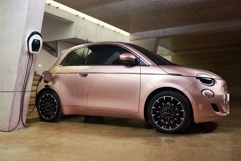 Platz 1 bei den BEVs im Juni 2022: Fiat 500 E, 2.973 Neuzulassungen. (Bild: Fiat)