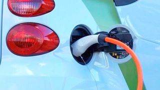 Dieser Anblick ist in der letzten Zeit nicht häufiger geworden, denn die Attraktivität von Elektroautos sinkt bei den potenziellen Kunden. Deshalb geraten jetzt langsam die Zulieferer der Branche unter Druck. Viele von ihnen denken bereits an Stellenabbau, wie die dpa erfahren hat. (Bild: Smart)