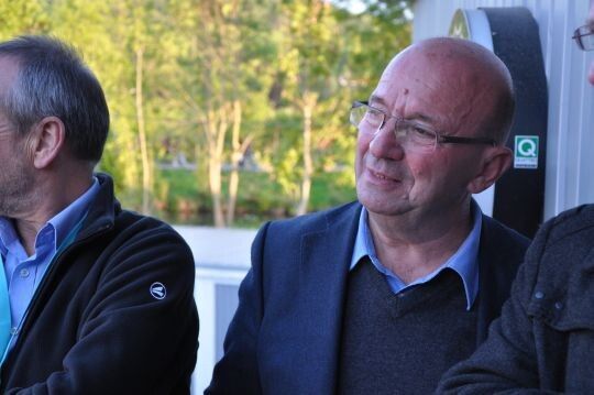 Wolfgang Hermann, Geschäftsführer Autohaus Hermann und 1. Vorsitzender des Fußballclubs, drückte die Daumen für seine Mannschaft. (Foto: Richter)