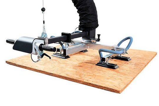 Mit dem Schlauchheber Force-Lift 2 unterstreicht Aero-Lift im 30. Jahr des Bestehens nicht nur das Jubiläumsjahr, sondern einmal mehr die Kompetenz für die Entwicklung hilfreicher Hebezeuge, die Mitarbeitern Körperkräfte sparen und vor Überlastung schützen. (Bild:  Aero-Lift)