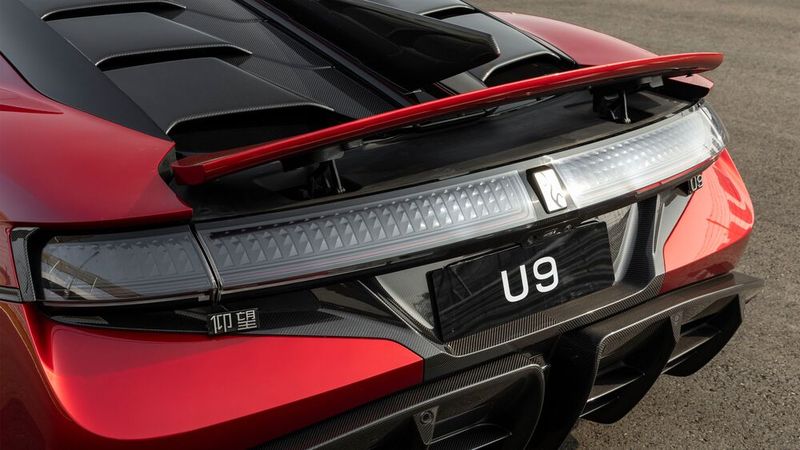 Am Heck gibt es viel Carbon. (Bild: Yangwang)