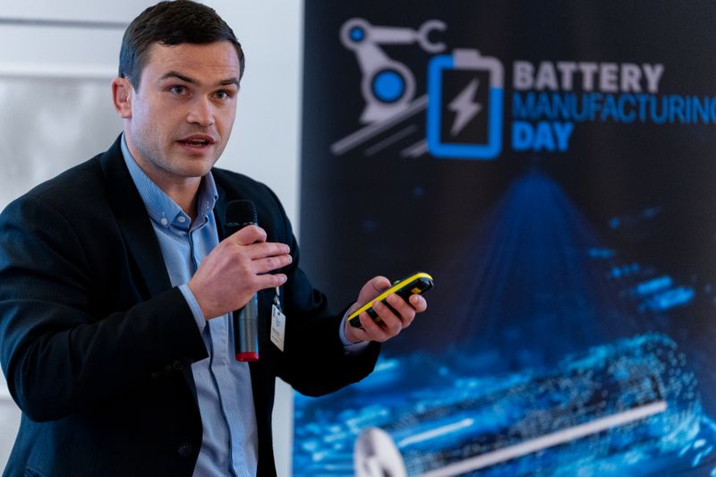 Adrian de Riz von Blixray referierte zur Qualitätssicherung in der Batteriezellproduktion. (Bild: Dominik Böhm - Fotokumpel)