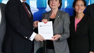 Die Cyber Security Coordination Group übergibt das White Paper an EU-Kommissarin Neelie Kroes. (Bild: Alexander Louvet)