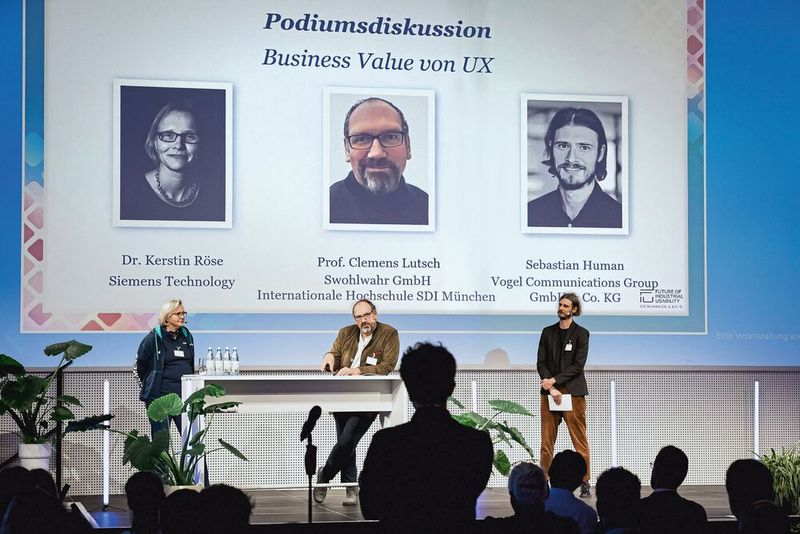 Im Rahmen der Podiumsdiskussion sprachen Dr. Kerstin Röse von Siemens Technology und Prof. Clemens Lutsch, Vorsitzender des Themenbeirats der Veranstaltung, über den Business Value von UX. (Bild: Stefan Bausewein - VCG)