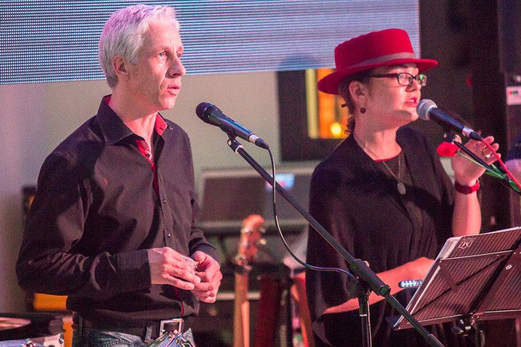 ... schließlich hielten die Gäste und die Band „Horseless Riders“ Belegschaft und Unternehmensführung in Bewegung. (Foto: Mirko Haude)