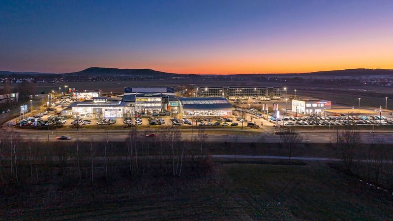 Fischer Automobile in Neumarkt in der Oberpfalz legt Wert auf Prozessgenauigkeit, um Kunden optimal zu bedienen. Um das zu gewährleisten, entwickelt das Unternehmen seine Vertriebssoftware in Eigenregie. Mit dem Ansatz und dem Vertriebskonzept, das darauf aufbaut, gehört Fischer zu den Gewinnerbetrieben des Automotive Business Awards 2023 in der Kategorie „Digitalisierung“.(Bild:  Fischer Automobile)