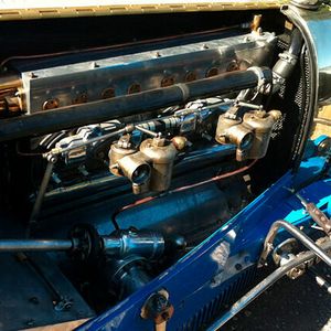 Der Type 35 verfügt über einen Zweiliter-Achtzylinder-Reihenviertaktmotor, der auf dem des Type 29/30 basiert. Pro Zylinder gibt es zwei Einlassventile und ein Auslassventil, die von einer obenliegenden Nockenwelle mit Königswellenantrieb gesteuert werden. Die Kraftübertragung erfolgt über ein Vierganggetriebe und eine Kardanwelle an die Hinterachse. Die Leistung beträgt ohne Kompressor 95 PS und mit Kompressor 125 PS (Type 35 C). Ein später auf 2,2 Liter Hubraum vergrößerter Motor brachte es als Sauger auf 105 PS (Type 35 T) bzw. mit Kompressor auf 130 bis 150 PS (Type 35 TC).(Foto:  Bugatti)