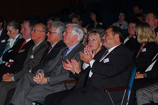 Gastgeber und Referenten (v.li.): Obermeister Klaus-Dieter Schaal mit Frau, ZDK-Präsident Robert Rademacher, LV-Präsident Harry Brambach, Prof. Ernst Elitz und Hans-Joachim Grupe von der Continental AG. (Archiv: Vogel Business Media)