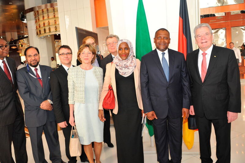 Die Afrika-Delegation mit Dr. Reinhold Festge vom VDMA und Bundespräsident Joachim Gauck. (Bild: VDMA)