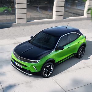 Der neue Mokka wird gegenüber seinem Vorgänger kürzer aber dafür etwas breiter.(Bild:  Opel)