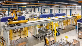 Hier fertigt Hengst Filtration Lkw-Filtergehäuse: Automatisierte Produktionszelle mit drei Li Flex II 766 i DL B2 und einem Roboter auf der siebten Achse. (Bild: Sebastian Griener)