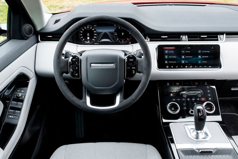 Neben der neuesten Ausgabe des Infotainmentsystems mit zwei Touchscreens sind auch digitale Instrumente und Head-up-Display auf Wunsch erhältlich. (Jaguar Land Rover)