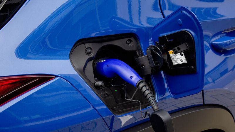 An AC-Ladesäulen zieht der UX 300e maximal 6,6 kW, an DC-Ladesäulen sind es 50 kW. (Bild: Lexus)