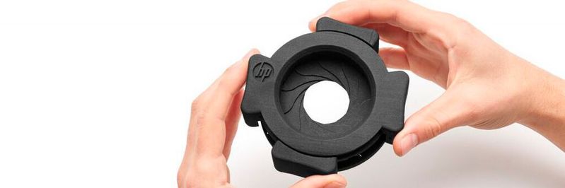 Dieses Bauteil wurde mit der additiven Fertigungsmethode Multi Jet Fusion von HP angefertigt. Diese und vor allem viele Beispiele, wie der 3D-Druck noch nachhaltiger funktioniert, präsentiert das Unternehmen auf der Formnext 2023 in Frankfurt am Main.(Bild:  HP)