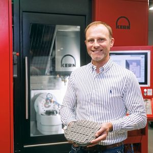 Alexander Stauder, Head of Contract Manufacturing at Kern Microtechnik, names the important pillars of successful mass production in the micrometer range: "An extremely close customer partnership, deep process understanding of our employees, and highly precise machining centers of the Kern Micro HD series." (Image:Kern Microtechnik GmbH)