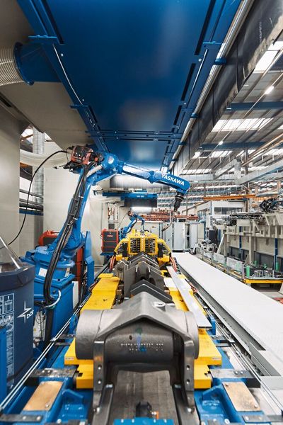 Die beiden Motoman Industrieroboter vom Typ AR2010 im Einsatz beim automatischen Heften und Verschweißen der Bauteile.  (Bild: Liebherr)