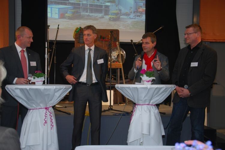 Sie erörterten in einer zweiten Diskussionsrunde den Wirtschaftsstandort Deutschland: (v. li.) ZKF-Präsident Peter Börner, Kurt Kapp, kommissarischer Leiter Referat Wirtschaft und Arbeit in München, Stefan Höslinger, HEPP Unternehmensberatung, und Robert Paintinger, Geschäftsführer des Landesinnungsverbands Bayern. (Foto: Wenz)