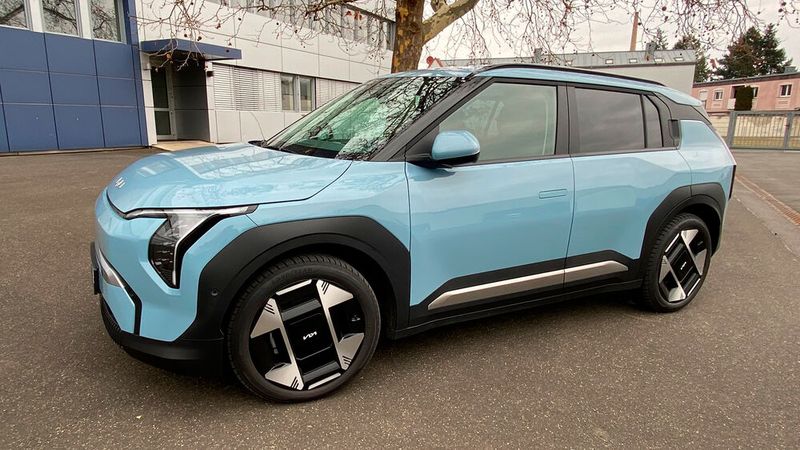 Der Kia EV3 soll unter anderem ein alltagstaugliches E-Auto für Familien sein.(Bild:  Kuhn - VCG)