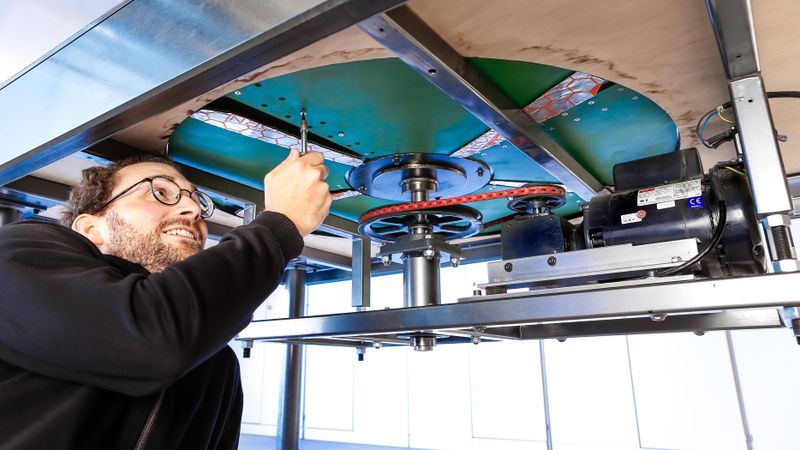 Neues Konzept beruhigt Schwingungen in rotierenden Systemen: Fünf Kreissegmente, die von unten an eine Drehscheibe montiert werden und deren Querschnitt in Form einer Acoustic Black Hole (ABH) ausgeführt ist.(Bild:  Fraunhofer LBF / Ada Raapke)
