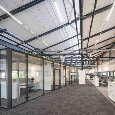 Mit Ganzglaswänden von Strähle entstand in der ehemaligen Fertigungshalle eine moderne, vielseitig nutzbare Bürolandschaft. (Bild: Strähle © Michael Heinrich)