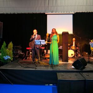 Am Abend des ersten Messetages findet eine Party für die Aussteller statt. Unterhalten wird das Publikum nicht nur von einer Sängerin mit Band, sondern auch ...