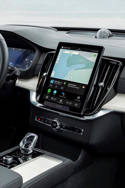 Blick in das neu gestaltete Cockpit mit dem zentralen Display, das aus EX30 und EX90 bekannt ist. (Bild: Volvo)