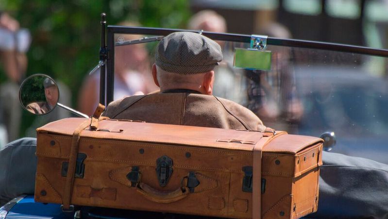 Immer wieder wird über die Fahrtauglichkeit von älteren Autofahrern diskutiert, so auch in der EU. Dass sich künftig alle 70-Jährigen im Abstand von fünf Jahren deshalb überprüfen lassen sollen, sieht die neue EU-Führerscheinrichtlinie nicht mehr vor.(Bild:  frei lizenziert /  Pixabay)